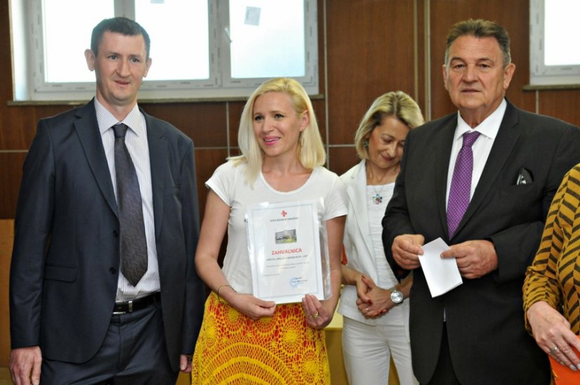 Nives Morić (sredina) predsjednica Udruge P.I.N.K. Life