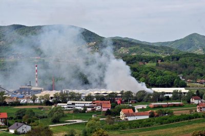 FOTO Požar u Knauf Insulationu lokaliziran, nema ozlijeđenih osoba