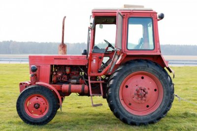 Neoprezni vozač u Lepoglavi prevrnuo se vozeći traktor i zadobio ozljede