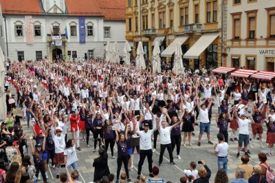 FOTO Veselje i ples na Korzu: Varaždinski maturanti otplesali quadrillu