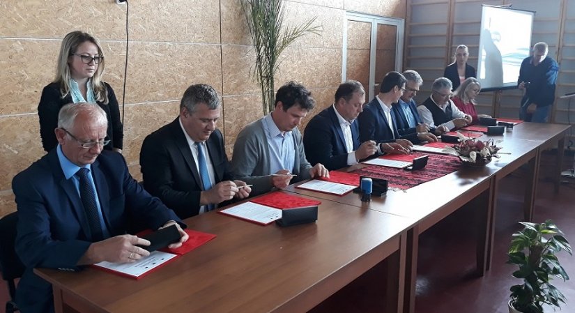 Načelnik Brezničkog Huma Zoran Hegedić (četvrti s lijeva) potpisao je ugovor u suradnji