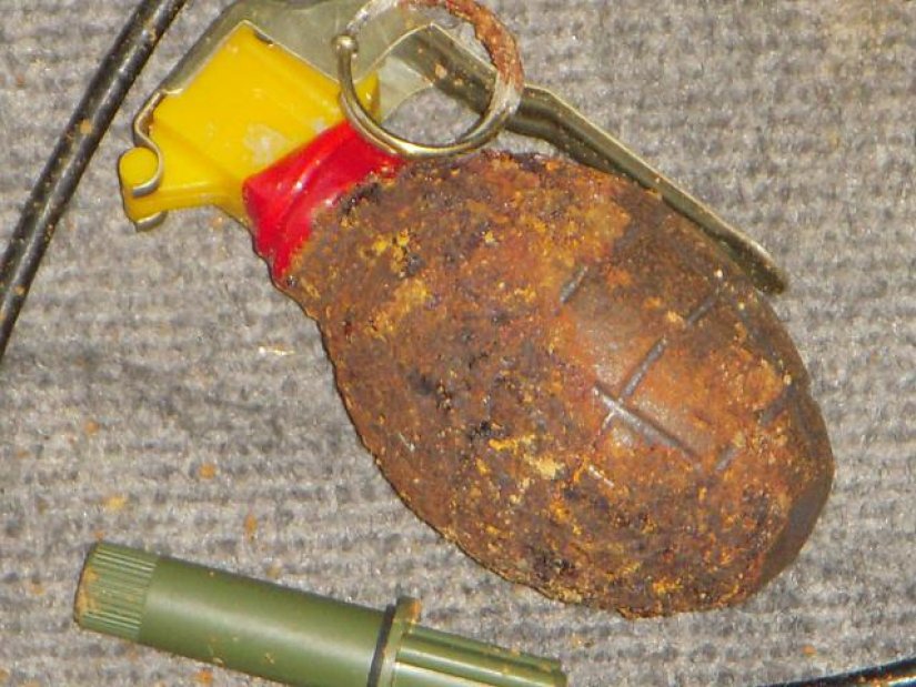 FOTO Policiji dragovoljno predao bombu, tri kg TNT-a, crni barut...