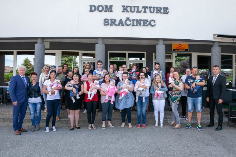 FOTO Vodstvo Općine Sračinec susrelo se s roditeljima novorođenčadi