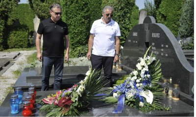 Izaslanstvo NK Varaždina, u kojem su bili Stjepan Cvek i Zvonko Drožđek, položio je vijenac na grob Anđelka Herjavca