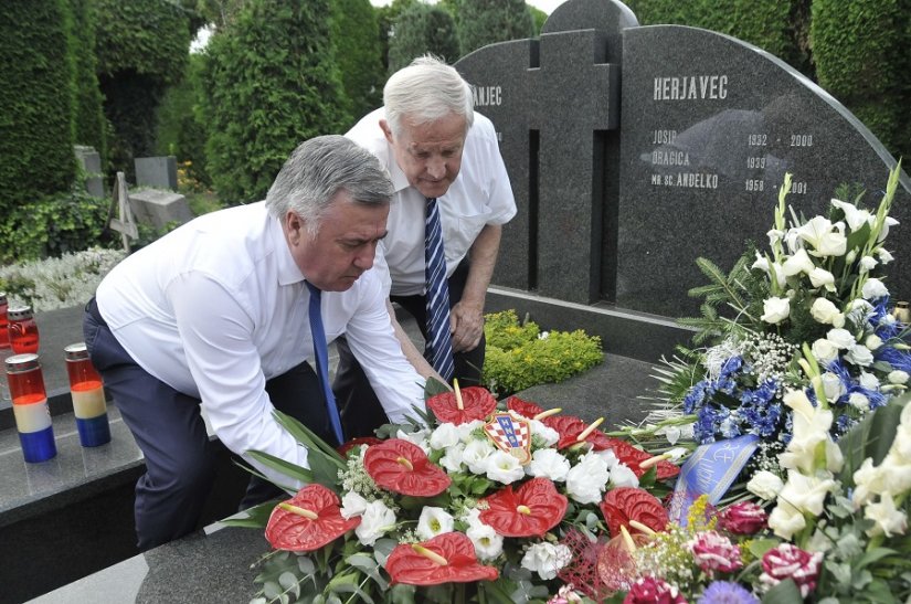 Stjepan Merkaš i Zorislav Srebrić na grobu Anđelka Herjavca