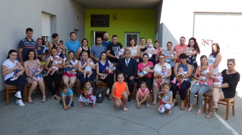 Načelnik Općine Mirko Korotaj primio je jučer roditelje novorođenčadi s područja Općine