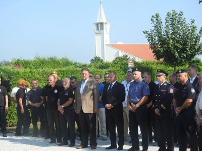 Vijenci i svijeće za poginule branitelje povodom Dana pobjede