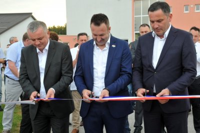 Načelnik općine Horvatić (u sredini) otvorio je Ljubeški trg s ministrom Horvatom (lijevo) i saborskim zastupnikom Kustićem