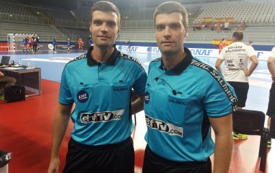 Varaždinski rukometni suci Zoran (lijevo) i Davor Lončar sudili su večerašnji susret Španjolske i Mađarske