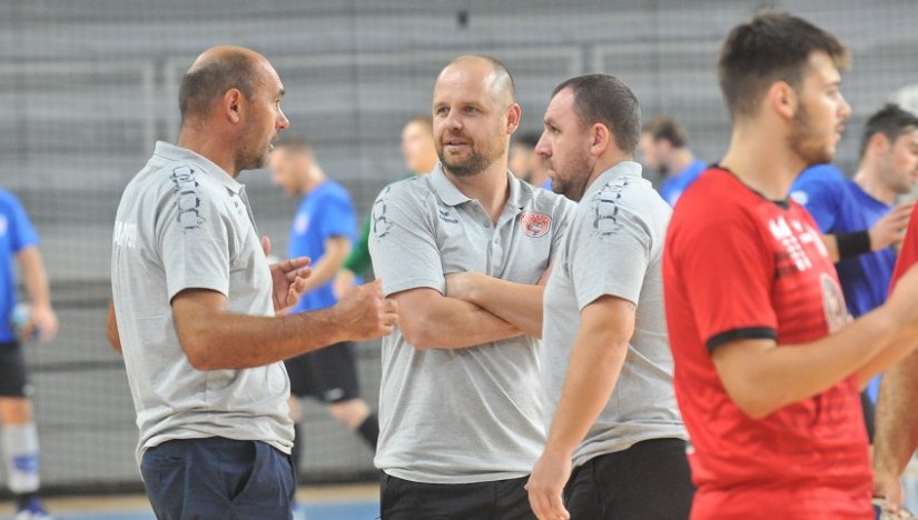 Trener Dabrova Siniša Radujković (u sredini) s pomoćnikom Vladimirom Malnerom (desno) i kondicijskim trenerom Miljenkom Vidovićem