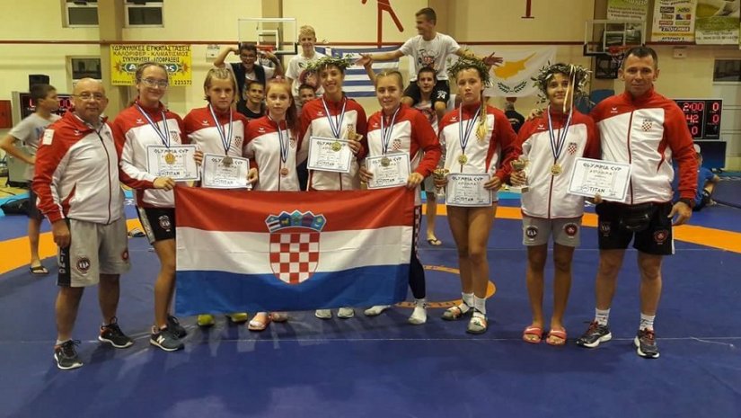 Victoria Vrdoljak (četvrta s desna) u sastavu hrvatske reprezentacija