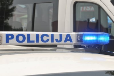 Topličica: Pijan se autom zabio u betonske tulce pa pješke pobjegao policiji