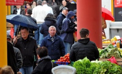 Ženi na placu lopov iz torbe na kotačima ukrao novčanik