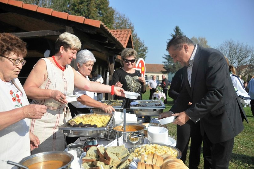 Manifestacija Okusi i običaji našeg kraja, koju je posjetio i načelnik Općine Zvonko Šamec, postat će tradicionalna