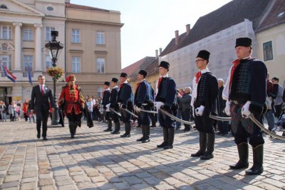 Saborski zastupnik Anđelko Stričak obavio pregled povijesnih postrojbi na Markovom trgu