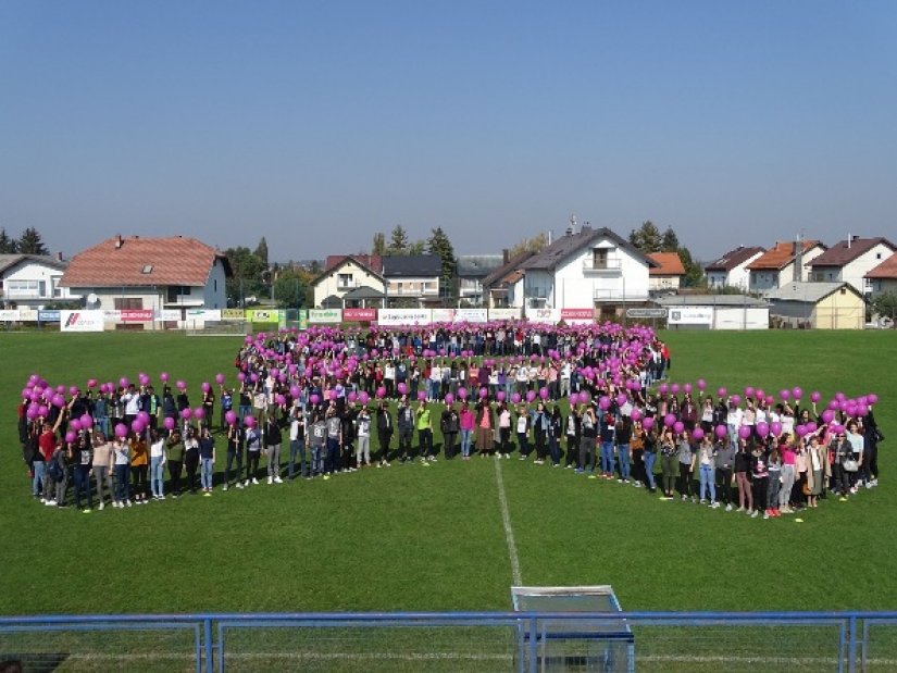 Ružičasti listopad - nacionalna kampanja Udruge ‘Sve za nju’ i u ivanečkoj Srednjoj školi