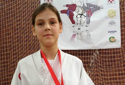 Ela Colarić u kategoriji mlađe kadetkinje borbe do 50 kilograma osvojila je zlatnu medalju
