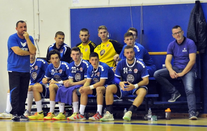 Klupa Dabrova na večerašnjem susretu u Graberju, pri čemu je momčad vodio pomoćni trener Vladimir Malner (lijevo)