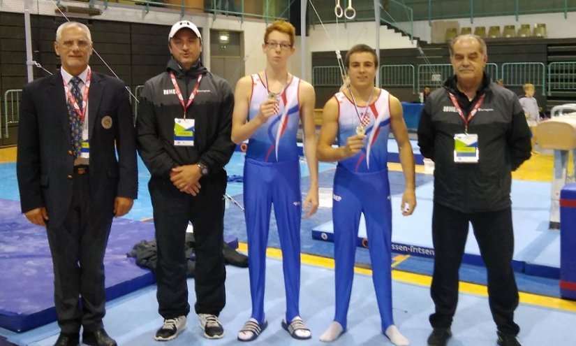 Mateo Žugec (u sredini) s trenerom Emilom Šanjekom (prvi do njega s lijeva) na natjecanju u Mariboru