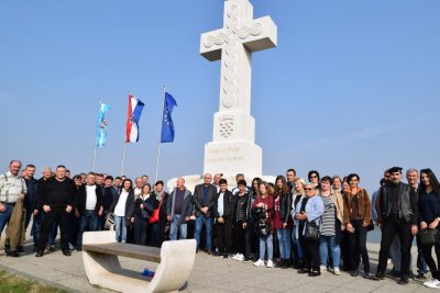 Novomarofčani s posebnim pijetetom obišli mjesta sjećanja u Vukovaru