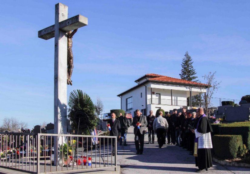 U povodu Svih svetih, položen vijenac kod središnjeg križa na groblju Ivanec