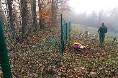 Oštećena ograda groblja u Cvetlinu, pretpostavlja se da se našla na putu ilegalnim migrantima