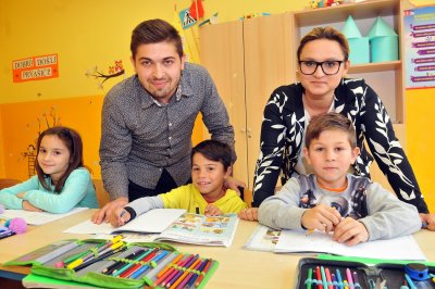 Lidija je prvenstveno zadužena za pomoć učenicima u nižim razredima, dok Nenad pomaže onima u višim razredima