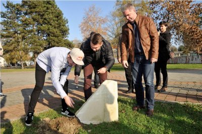 Marin Ranteš (lijevo) s Denisom Mladenovićem i Zlatanom Avarom postavio kamen temeljac na budućem mjestu novog BMX parka