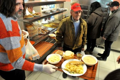 Tradicionalna podjela blagdanskih obroka u Caritasovoj kuhinji