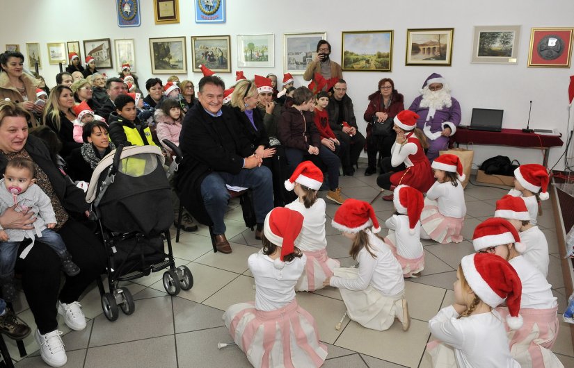 Župan Čačić darivao djecu iz udomiteljskih obitelji