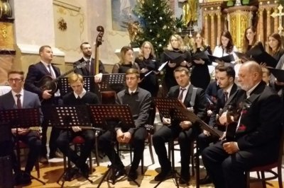 Na Božićnom koncertu Tamburaški orkestar KUD-a Petrijanec, ŽVS  Erato i solistica Bernardica Bačan