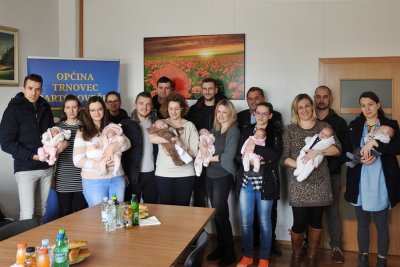 FOTO: Općina Trnovec Bartolovečki podijelila naknade za još 14 novorođenčadi