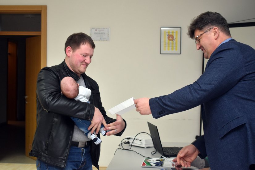 Općina Martijanec za Božić darovala bebe i predala božićnice za studente