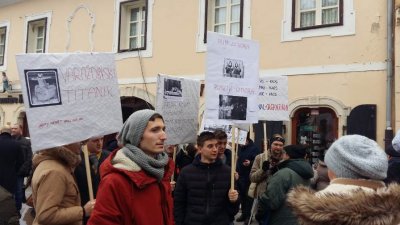 FOTO Na varaždinskom Korzu okupili se prosvjednici s transparentima