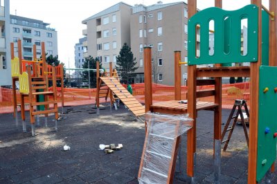 FOTO: Počelo uređenje dječjeg igrališta u POS naselju u Jalkovečkoj