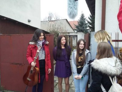 FOTO Mlada glazbenica Mia Dimšić s TV ekipom stigla u Varaždin i oduševila svoje fanove