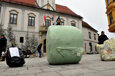 Okupljeni oko FB grupe Varaždinsko smeće predaju dokument s pitanjima
