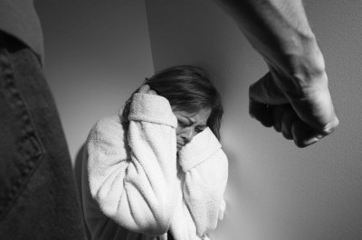 Nasilje u obitelji: 49-godišnjak supruzi, kćeri i njenom partneru prijetio smrću