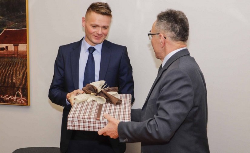 Gradonačelnik Batinić primio Nikolu Jelića, najboljeg futsal suca na svijetu