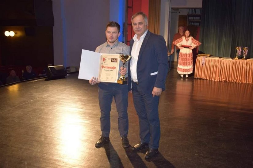 Tonimir Sokol (lijevo) u društvu proslavljenog petrinjskog hrvača Vlade Lisjaka s priznanjem za najboljeg sportaša