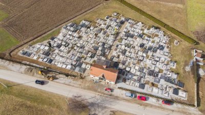 Više neće biti blata na groblju u Novoj Vesi: traju radovi na uređenju groblja i obnova grobne kuće