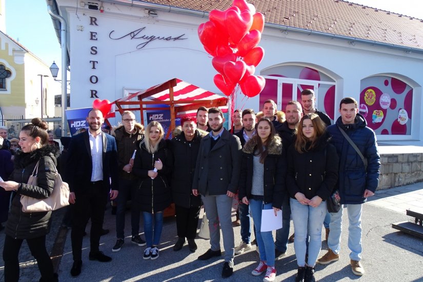 FOTO: Uz torte i balone, žene i mladi HDZ-a Varaždincima uljepšali Dan zaljubljenih