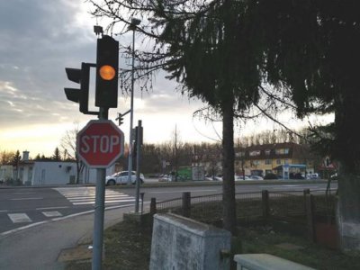 FOTO Zašto već danima ne radi semafor na glavnom raskrižju u Turčinu?