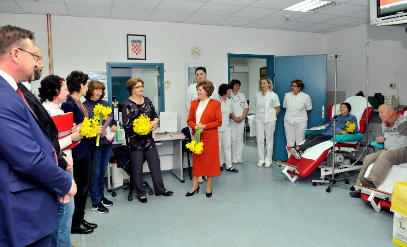 Članice Mammae kluba Varaždin s buketima narcisa posjetile žene oboljele od raka dojke