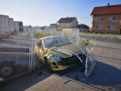 Zbog brzine u Majerju se sinoć 24-godišnji vozač zaletio u ogradu na dva mjesta, na sreću, bez ozlijeda