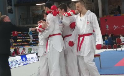 Hrvatska reprezentacija nakon pobjede nad Ukrajinom i osvajanja bronce