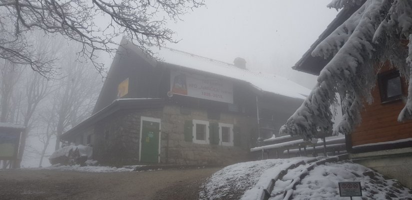 Pogledajte kako je snijeg zabijelio Ivančicu, skrivenu u magli