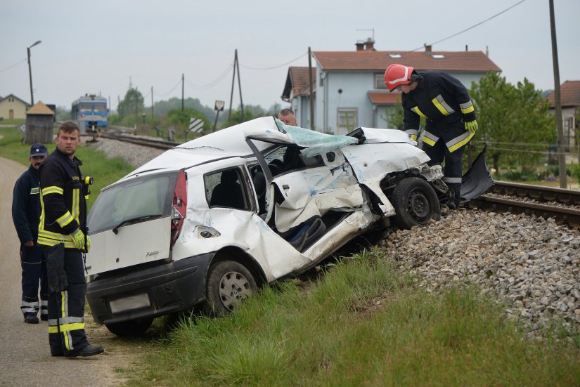 Teška prometna nesreća na pružnom prijelazu u Jalžabetu, 62-godišnji vozač prevezen u bolnicu