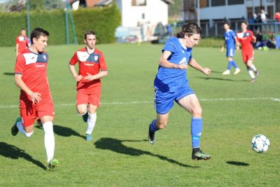 Dominik Božak (plavi dres) zabio je hat-trick za naslov prvaka