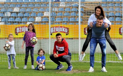 Leon Benko s obitelji na travnjaku stadiona Varteksa